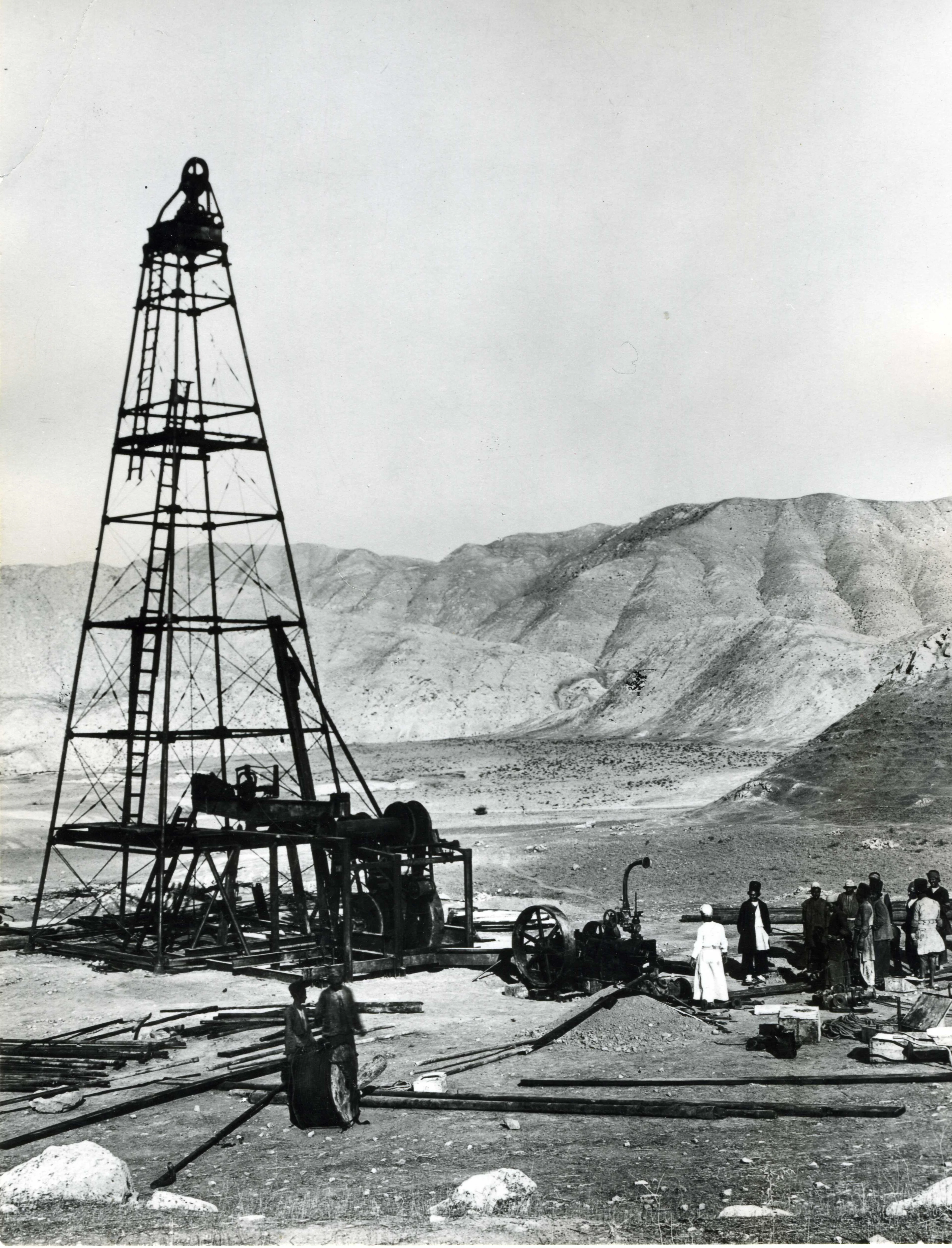 Early Rig at Masjid-i-Sulaiman Persia c 1909