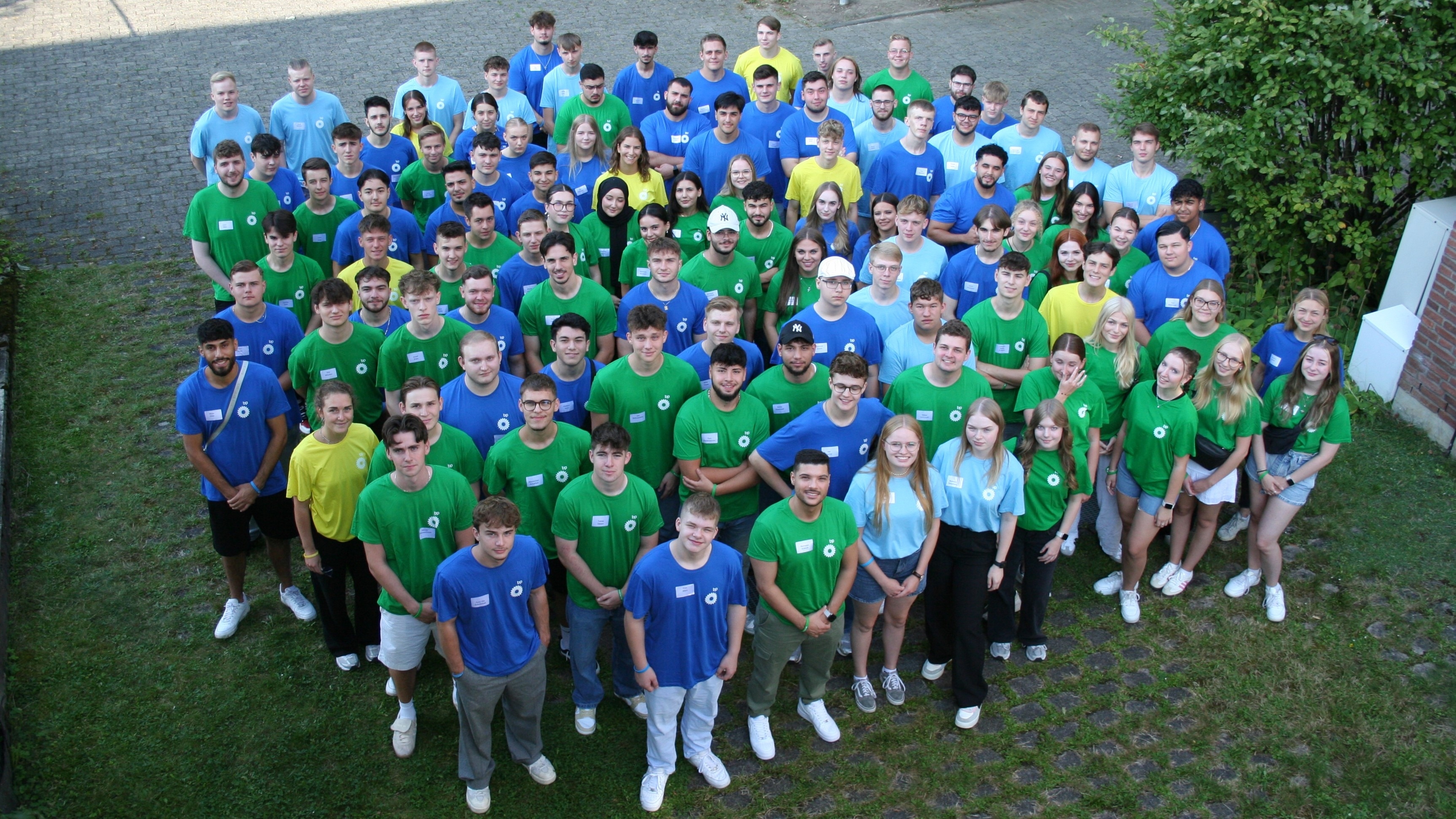 Rund 100 junge Menschen starten Ausbildung bzw. Studium bei bp in Deutschland